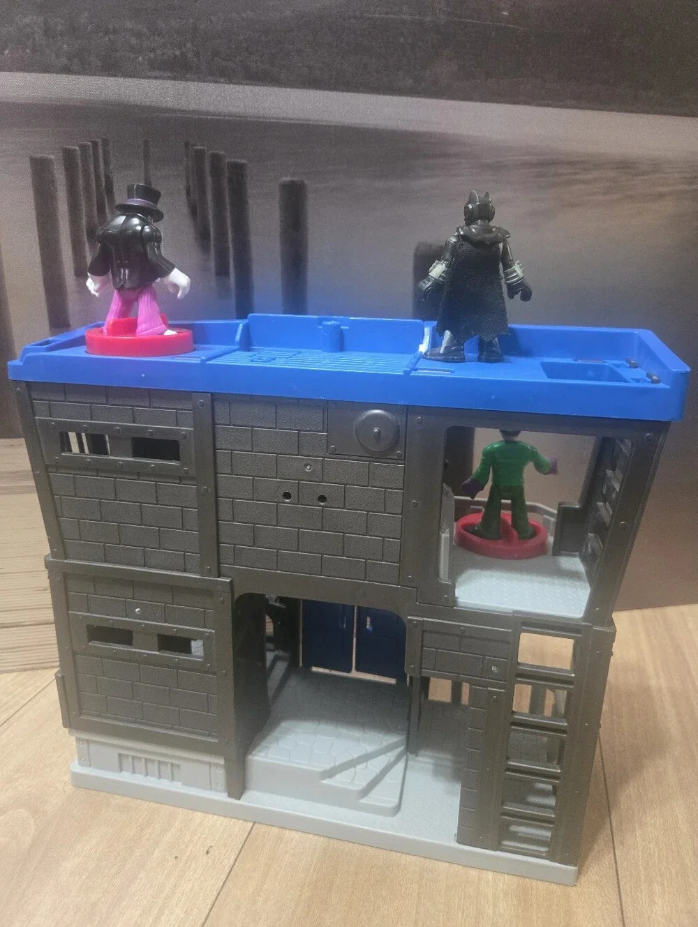 Batman Gotham City Playset Fisher Price Freeze Riddler Penguin Imaginext